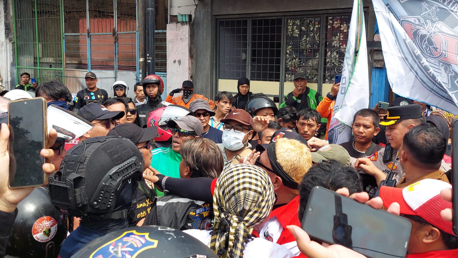 Sempat Bakar bakar Ban, Massa Bela Ojol Diterima Polresta Bogor